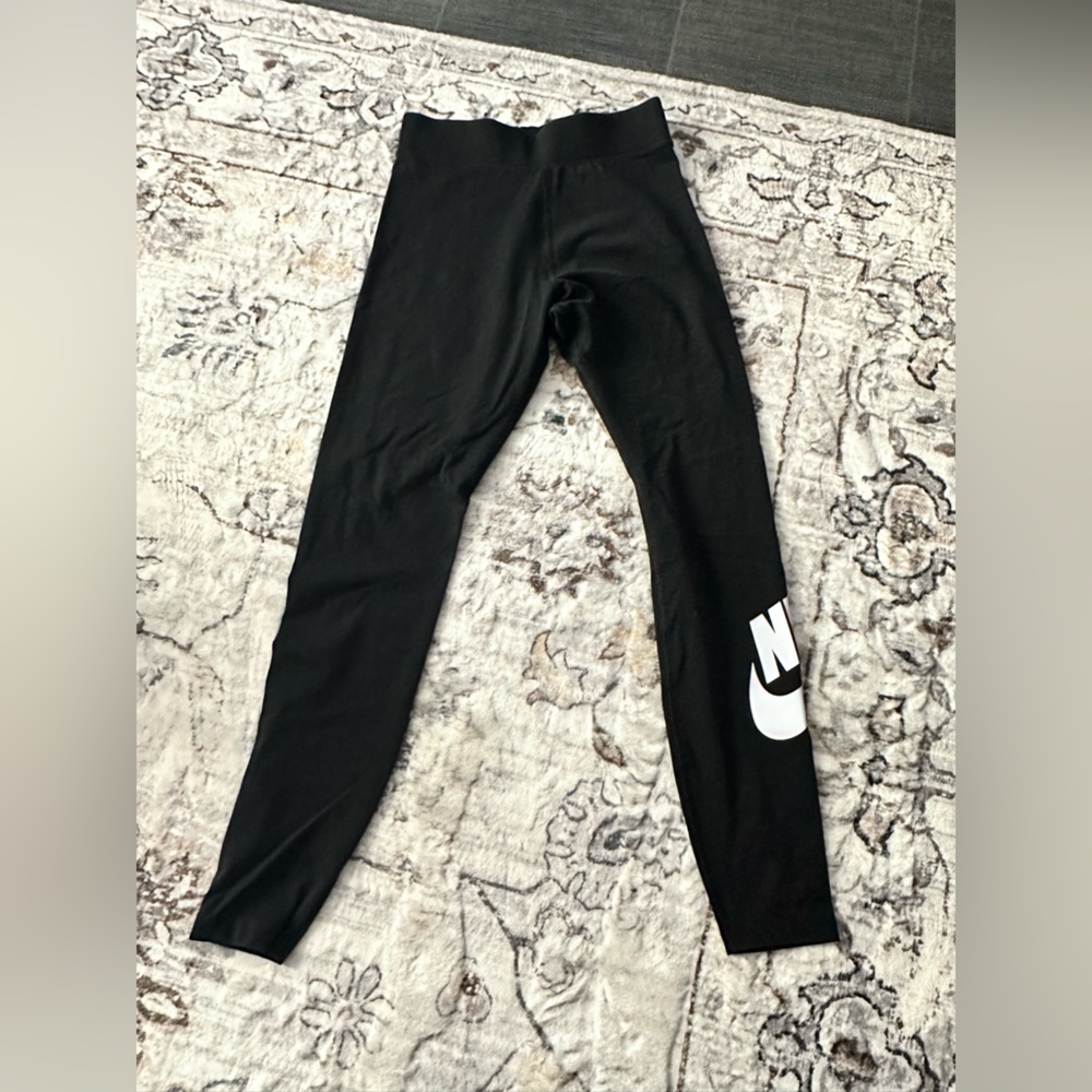 Black Nike leggings